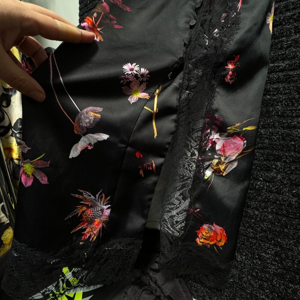 Vintage Victoria’s Secret Knee Length Black Lace Slit skirt Size Small Y2K - Picture 10 of 17